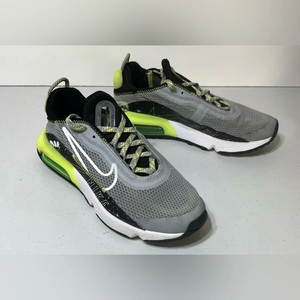 Nike Air Max 2090 Special Edition Glow In the Dark Galaxy Youth‎ Size 7Y
